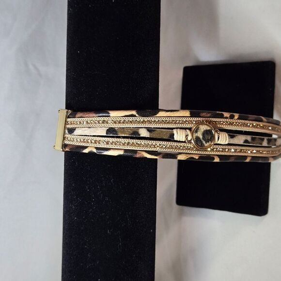 Brown and Gold Bracelet with Intricate Design and Textured Finish - Picture 3 of 4